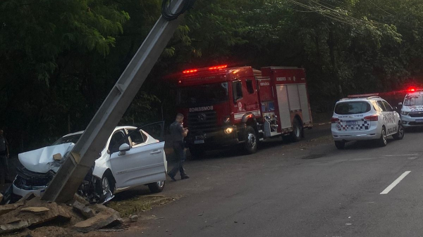 Recente colisão de carro em poste, em Presidente Prudente (Da Assessoria).