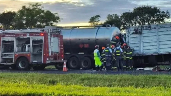 Caminhao traseiro teve a cabine esmagada (Reproducao: Guararapes Sorriso News).