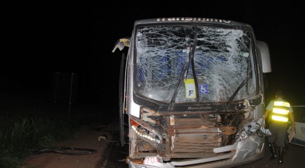 Colisão traseira envolveu dois ônibus da mesma empresa que faz o transporte de trabalhadores de usina (Reprodução: Site Junqueirópolis em Dia).