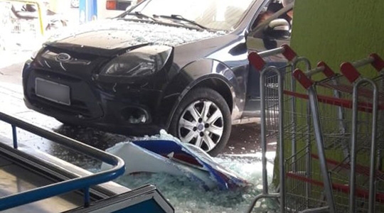 Condutora do carro, de 90 anos, preparava-se para estacionar quando acabou confundindo os pedais, ocorrendo o acidente (Reprodução/Portal Regional).