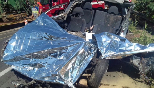 Honda Fit da moradora de Adamantina ficou destruído com o acidente (Fotos: Site Ocnet/Osvaldo Cruz).