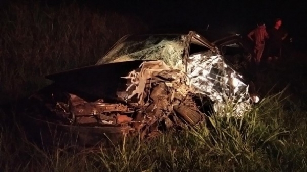 Carro, onde estavam os ocupantes de Parapuã, ficou completamente destruído (Foto: Cristiano Nascimento/Rádio Metrópole/Portal Metrópole ).