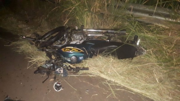 Acidente entre moto e carro provocou a morte de suas pessoas, ocupantes da moto, na SP-294, em Lucélia (Foto: Rádio Metrópole / Portal Metrópole / Cristiano Nascimento).