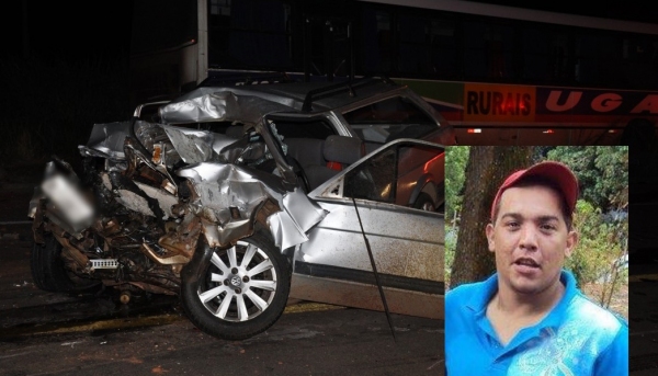 Acidente envolveu ônibus utilizado no transporte de trabalhadores rurais e Paraty, ambos com placas de Osvaldo Cruz. Motorista do automóvel, Luís Carlos Puína dos Anjos, morreu após ser socorrido  (Fotos: Cristiano Nascimento/Reprodução Metrópole FM).