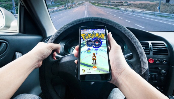 Antes de ser iniciado, o próprio jogo emite um alerta para que não se jogue Pokémon Go enquanto dirige (Imagem: Ilustração).