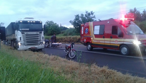Moto teve pneu furado, condutor caiu e se feriu na SP-294 (Foto: Rádio Metrópole/Cristiano Nascimento).