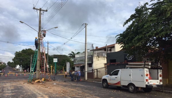 Poste danificado foi substituído e concessionária trabalha no local para restabelecer serviços de energia (Foto: Siga Mais).