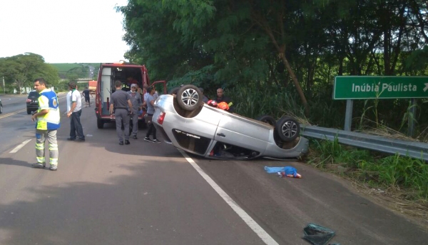 Carro capotou na SP-294, em Inúbia Paulista, na mão de direção sentido Lucélia/Osvaldo Cruz (Foto: Valter Paulo/Massa FM).