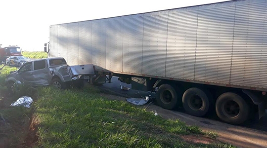 Acidente entre caminhonete e carreta na manhã desta segunda-feira (18) faz uma vítima fatal em rodovia da região (Fotos: Cedidas/PM Rodoviária).