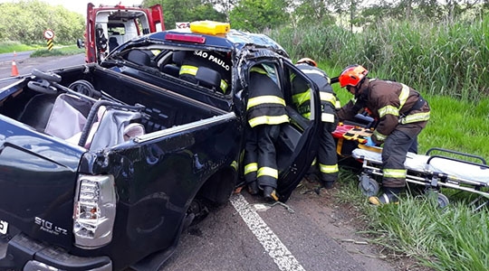 Picape GM S-10 capotou na SP-294, por volta do meio dia, neste 25 de dezembro, fazendo quatro vítimas, todas com ferimentos leves (Imagem: Jornal Boletim Da Hora).