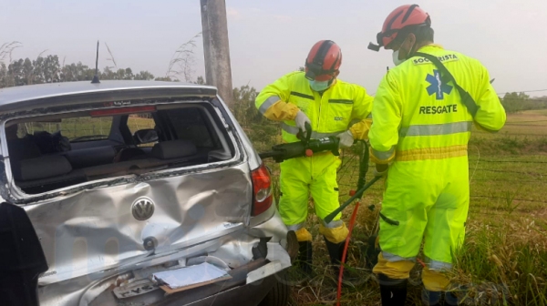 Carro foi atingido na traseira por uma van da saúde de Bastos (Fotos: Diego Pereira/Mais Tupã).