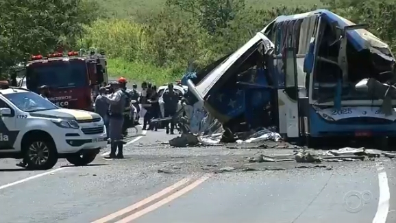 Acidente fez mais de 40 mortes, após choque entre ônibus e caminhão (Reprodução/TV TEM).