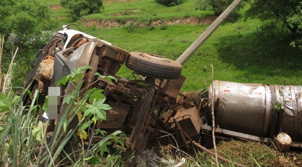 Caminhão avançou acostamento e caiu em barranco, matando o motorista (Fotos: Site Jorge Zanoni).
