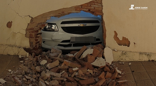 Após colisão, um dos carros invadiu o muro de uma residência (Foto: site Jorge Zanoni).