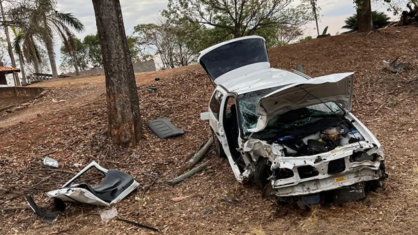 Carro ficou bastante danificado (Foto: Internauta/Reproducao: Folha Regional).