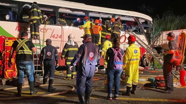 Equipes de socorro da região foram mobilizadas para o atendimento à s vÃtimas (Foto: Bill Paschoalotto/TV Fronteira).