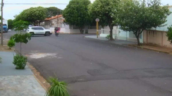 Acidente foi no cruzamento da Rua Armindo Silva com a Rua Mário Olivero, em Adamantina, envolvendo carro e moto (Reprodução).