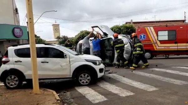 Equipes do Corpo de Bombeiros atuam no atendimento à vÃtima ferida no acidente (Cedida).
