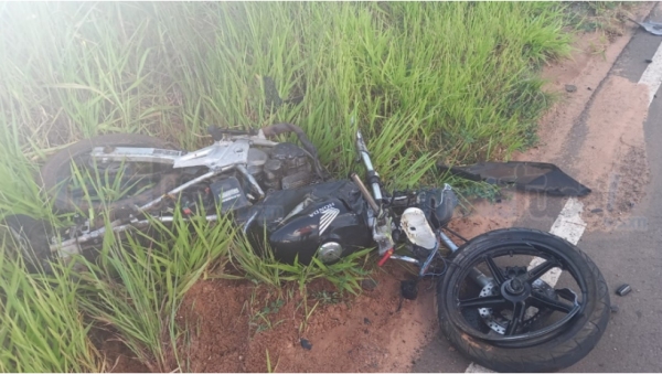 Moto onde estava a vÃtima fatal do acidente, morador em Quintana (Reprodução/Portal NC Pompeia).