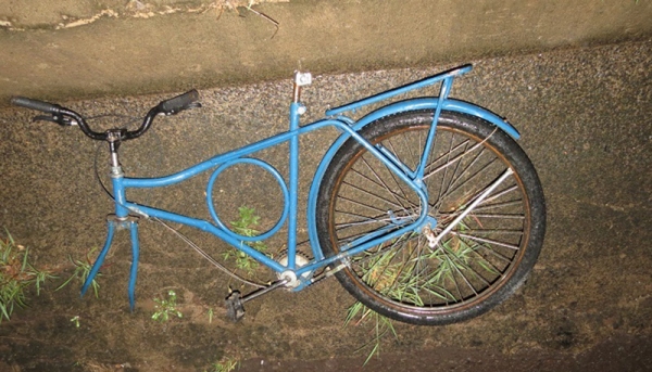 Bicicleta envolvida no acidente ficou parcialmente destruída, após ser atingida por carro, na SP-294, em Dracena (Foto: Site Jorge Zanoni).