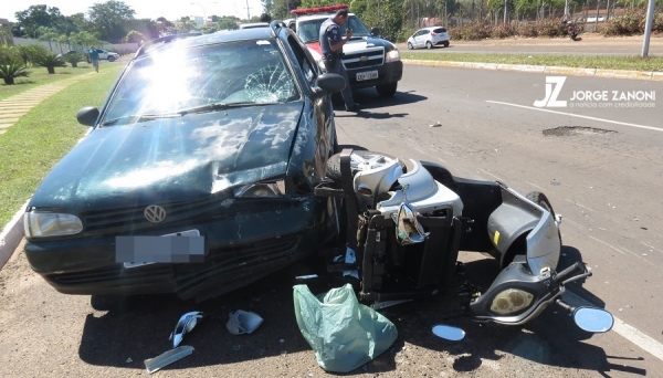 Triciclo foi atingido por um automóvel Parati, em avenida de Dracena (Fotos: Site Jorge Zanoni).