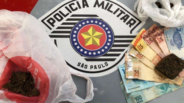 Droga e dinheiro apreendidos pela PolÃcia Militar com a mulher (Cedida/PM).