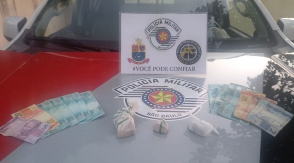 Droga e dinheiro foram apreendidos pela Força Tática (Foto: Cedida/PM).
