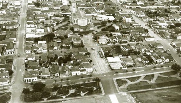 Reviver Adamantina tem 623 fotos iniciando pelo ano de 1937, com suas respectivas legendas identificando o ano e o acontecimento (Imagem: Reprodução).