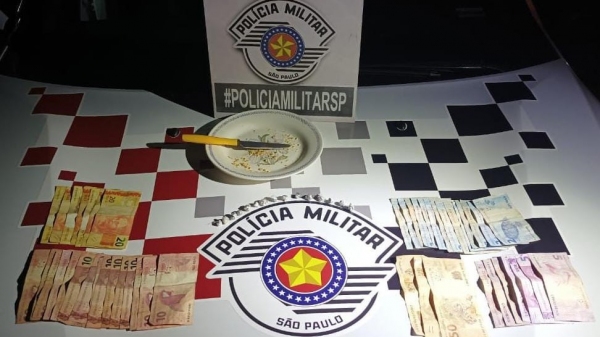 Droga, dinheiro e celular apreendidos pela PolÃcia Militar (Divulgação/PM).