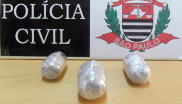 Três porções de maconha, em formato comumente por mulheres, que introduzem a droga no órgão genital para tentar levar o entorpecente ao interior dos presídios (Foto: Polícia Civil/Cedida).