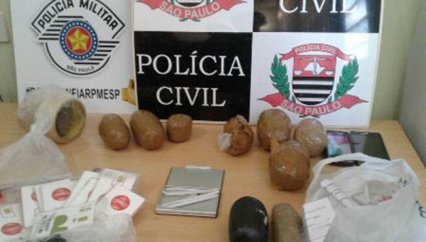 Drogas e chips para celulares foram apreendidos pelas polícias na megaoperação (Foto: Deinter 8).