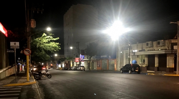 Com investimentos da Energisa, luminárias led foram instaladas na avenida Rio Branco e no entorno da Igreja Matriz de Santo Antônio (Imagem: Energisa).