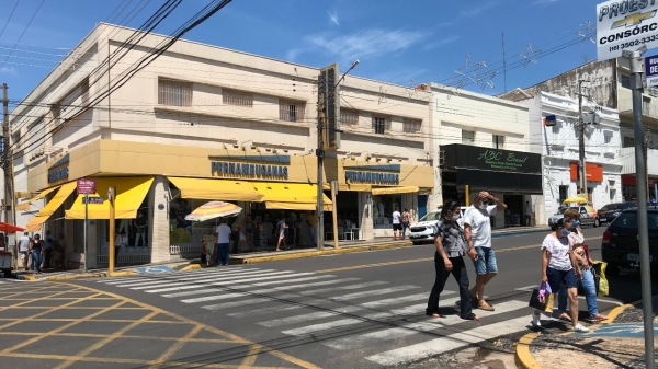 Medida vale para comércio e igrejas, que passam a ter o horário de funcionamento até às 19h em Adamantina (Foto: Siga Mais).