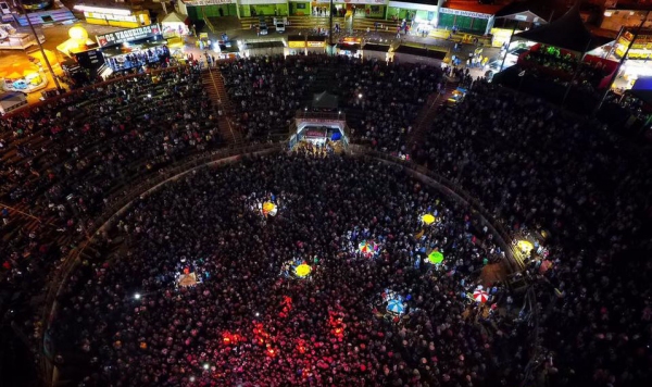 Adamantina Rodeo Festival foi sucesso de público em 2016. Na foto do ano passado, noite com show de Jorge e Mateus (Foto: Fanpage Jorge e Mateus).