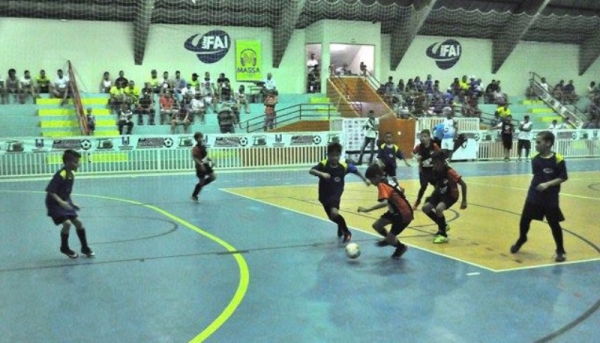 Jogos acontecem durante toda a manhã no Ginásio de Esportes de Adamantina (Foto: Divulgação).