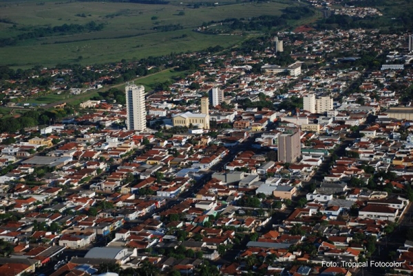 Contribuinte de Adamantina começa a receber os carnês do IPTU 2016 (Foto: Jorge Munhos / Tropical Imagens).