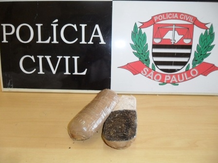 Mulher tinha porção de maconha e cocaína introduzida em órgão genital, que seria levada ao interior da Penitenciária de Irapuru (Foto: Cedida/Polícia Civil).
