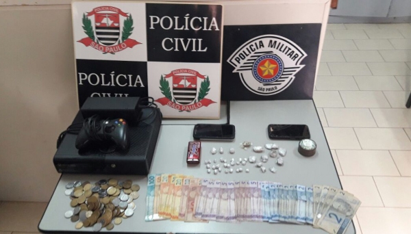 Foram apreendidos drogas, dinheiro e celulares (Foto: Cedida/Deinter 8).
