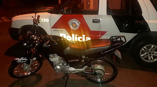 Moto foi localizada no quintal do acusado, que acabou sendo preso em flagrante sob acusação de roubo (Foto: Cedida/PM).