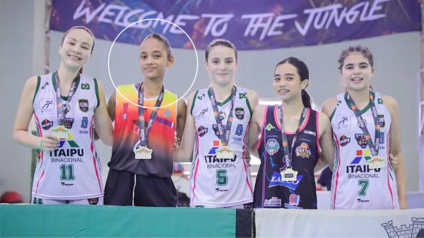 Eloa Isadora no quinteto ideal da competi??o e a melhor jogadora da final da competicao, no Parana (Reproducao/Portal Rupers).