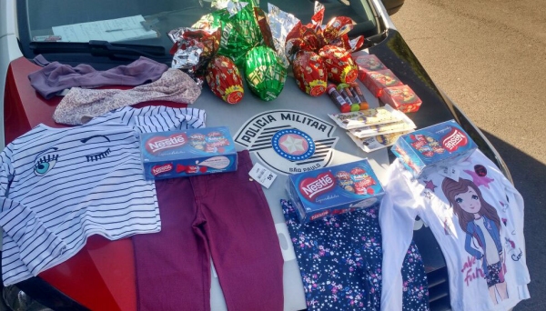 Roupas e chocolates furtados por mulher são recuperados pela Rocan da Polícia Militar (Foto: Cedida).