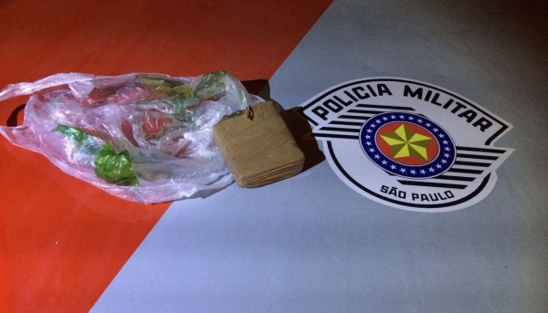 Droga foi apreendia pela PM após bloqueio e abordagem de suspeito, que fugiu e foi detido (Foto: Cedida/PM).