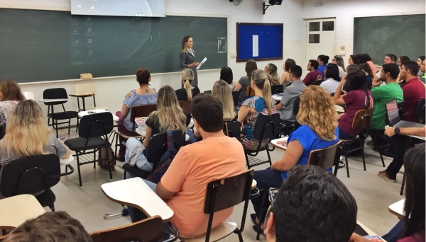 Dra. Ruth Menegatti palestrando aos alunos do 7º e 9º termos do curso de Direito da UniFAI (Foto: Acervo Pessoal).