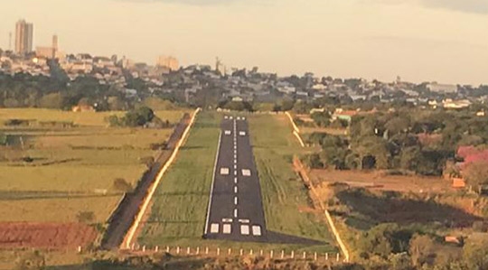 Pista do aeroporto municipal de Adamantina totalmente recapeada, com investimento totalmente assumido por grupo empresarial (Foto: Cedida).