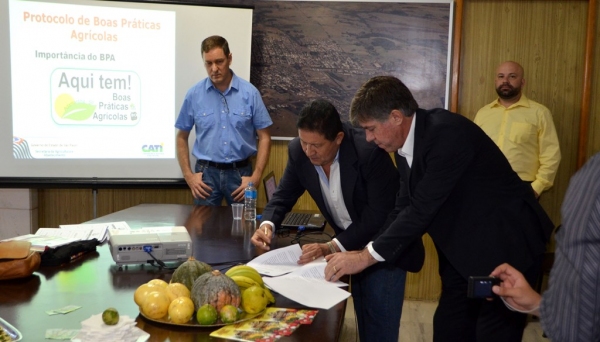 Prefeito Márcio Cardim e representante da Comunidade Fronteiriça Trinacional Rio Lempa assinam termo de cooperação (Foto: Siga Mais).
