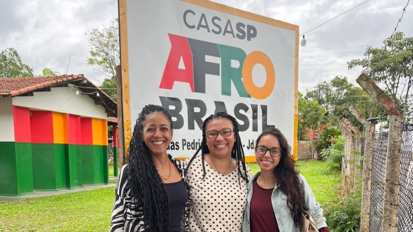 Meire Cunha (coordenadora da Casa Afro Adamantina) recebe as visitantes de São José do Rio Preto (Divulgação).