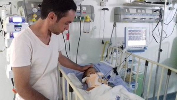 Rodolfo visitando sua filha na UTI em Marília (Foto: Redes Sociais).