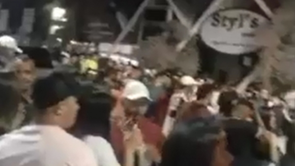 Imagem de aglomeração no centro de Adamantina, neste fim de semana, circula nas redes sociais (Reprodução).