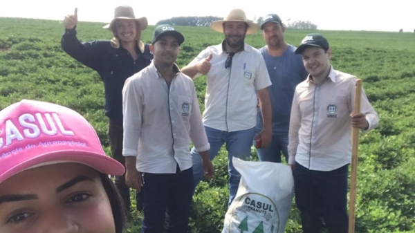 Edson Fortunato Atividades a campo em uma propriedade do municÃpio de Iacri (Acervo pessoal).