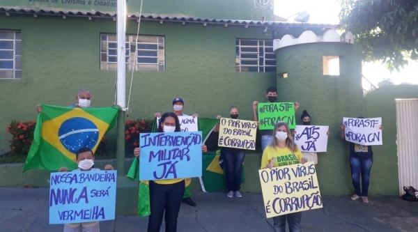 Grupo em frente ao Tiro de Guerra de Adamantina, na tarde deste domingo (Cedida).